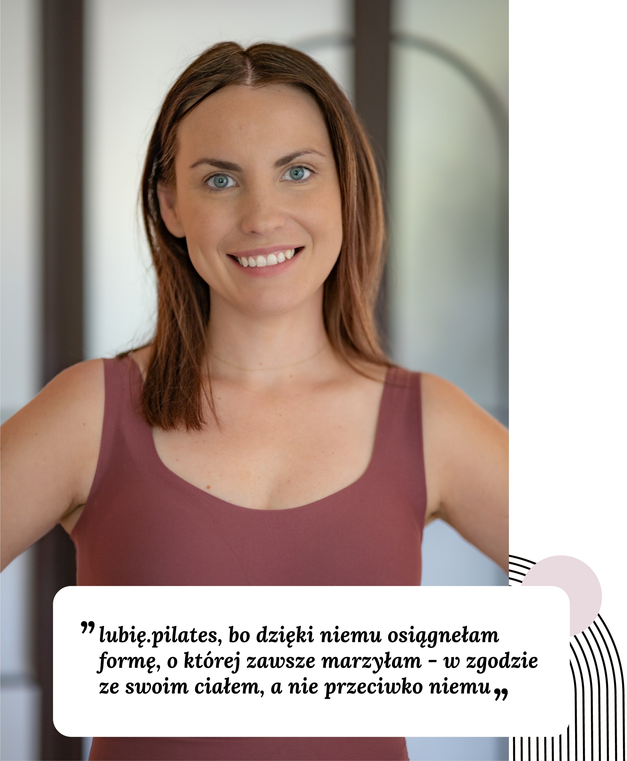 Kobieta w różowej bluzce, uśmiechnięta