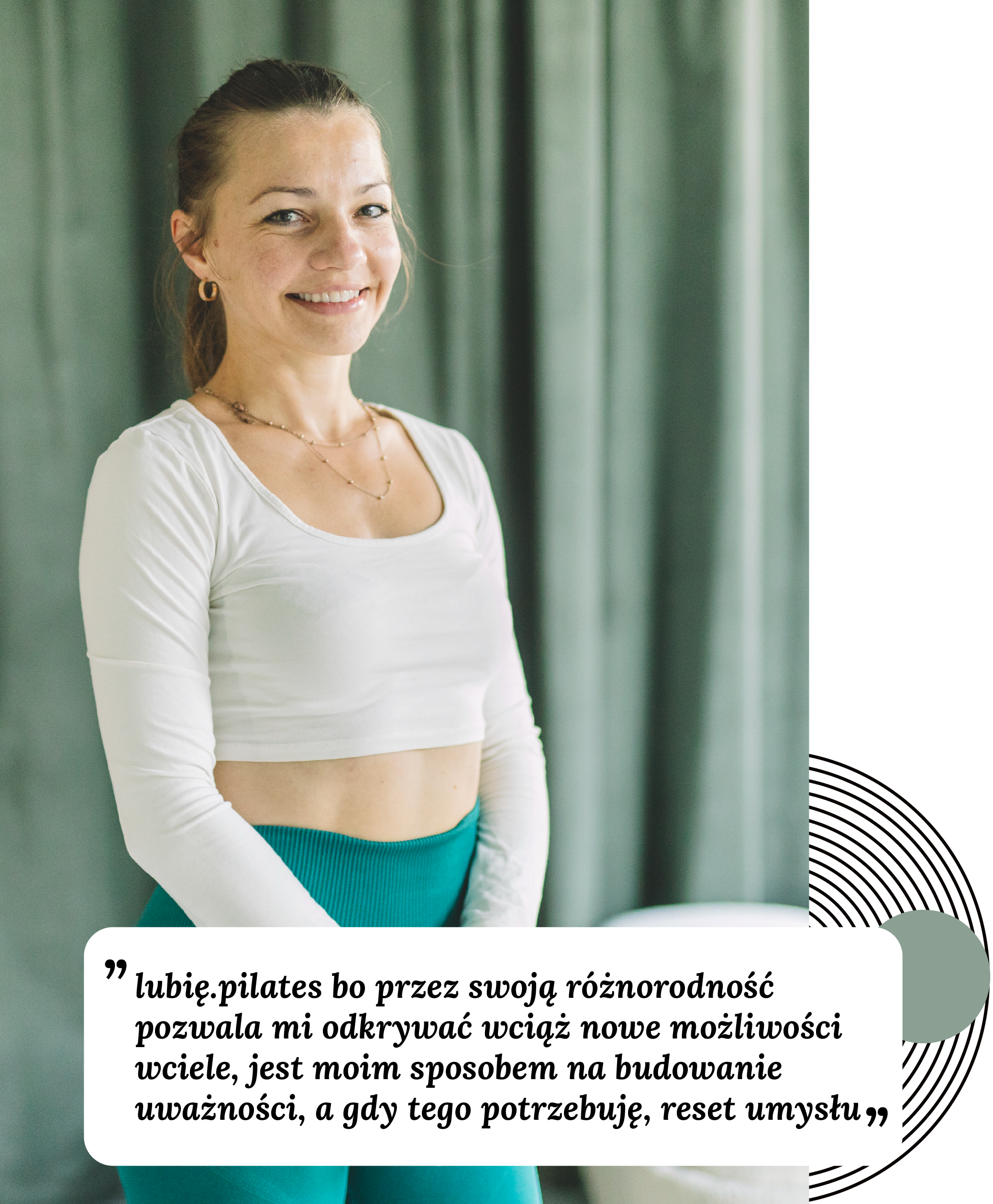 Kobieta ubrana na sportowo, uśmiechnięta